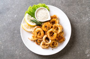 Kızarmış squids ve soslu ahtapot (kalamar)