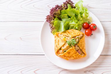 Bir omlet kaydırma aromalı Fried Rice