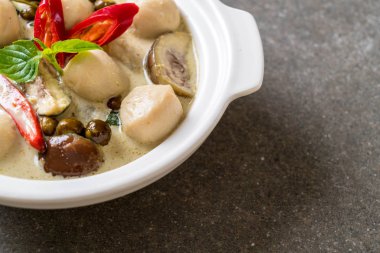 Balık topu ile yeşil köri