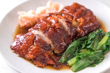 Kızarmış ördek masada.