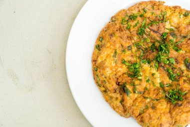 Baharatlı kıyılmış domuz omlet