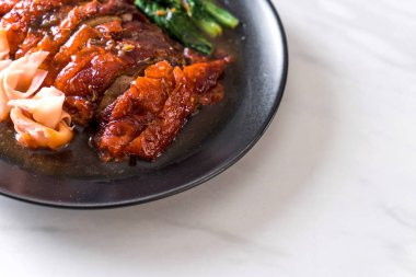 Kızarmış ördek masada.