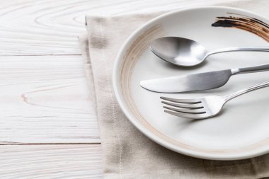 boş tabak kaşık çatal ve bıçak