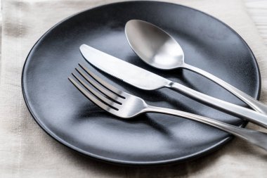 boş tabak kaşık çatal ve bıçak