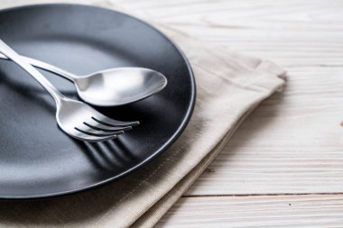 boş tabak kaşık çatal ve bıçak