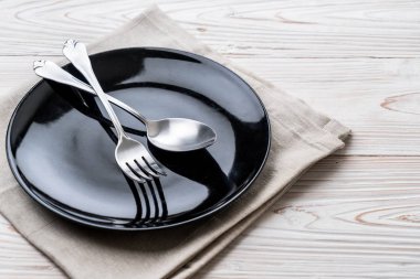 boş tabak kaşık çatal ve bıçak