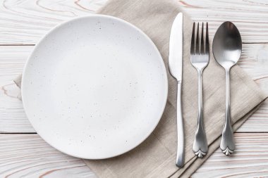 boş tabak kaşık çatal ve bıçak