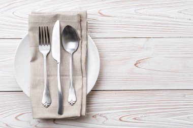 boş tabak kaşık çatal ve bıçak