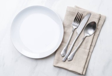 boş tabak kaşık çatal ve bıçak