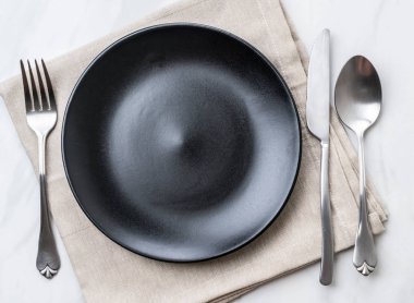 boş tabak kaşık çatal ve bıçak