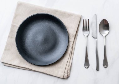 boş tabak kaşık çatal ve bıçak