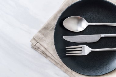 boş tabak kaşık çatal ve bıçak