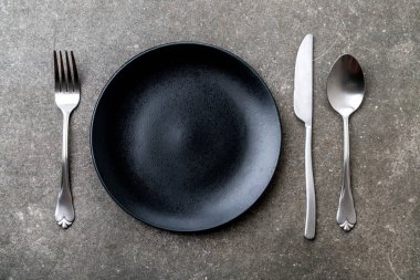 boş tabak kaşık çatal ve bıçak