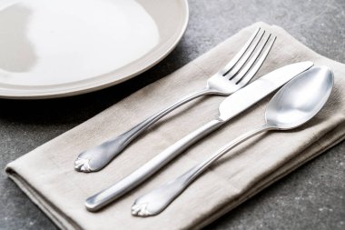 boş tabak kaşık çatal ve bıçak