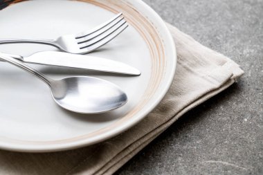 boş tabak kaşık çatal ve bıçak