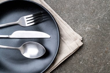 boş tabak kaşık çatal ve bıçak