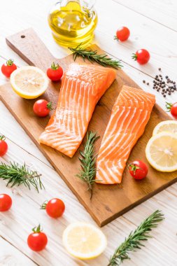 Limon domates Biberiye Biber ve tuz ile Çiğ somon fileto 