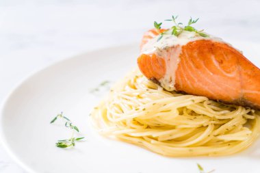 Kızarmış som balığı spagetti