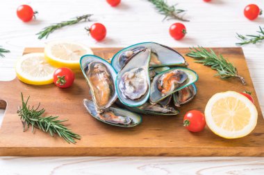 ahşap tahta üzerinde taze midye