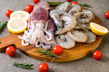 taze deniz ürünleri ham (karides, mürekkep) ahşap tahta üzerinde 