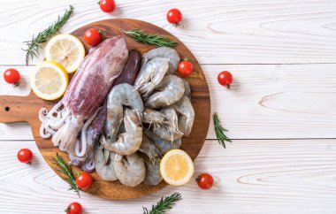 taze deniz ürünleri ham (karides, mürekkep) ahşap tahta üzerinde 