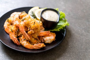 Soslu kızarmış karides.