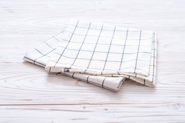 ahşap arka plan üzerinde mutfak bezi (peçete)