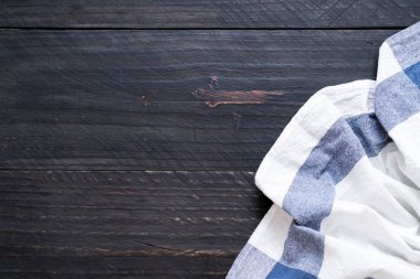 ahşap arka plan üzerinde mutfak bezi (peçete)