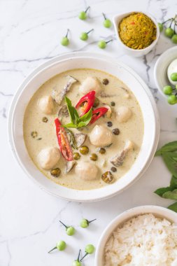 Balık topu ile yeşil köri