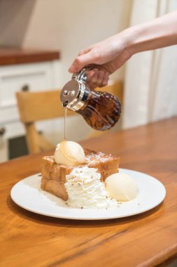 vanilyalı dondurma ile bal tost