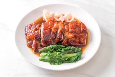 Kızarmış ördek masada.