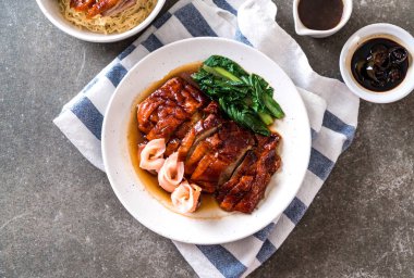 Kızarmış ördek masada.