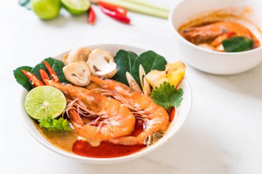 Tom Yum Goong baharatlı ekşi çorbası