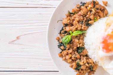 fesleğen pilav ve kızarmış yumurta ile tavada kızartılmış domuz eti