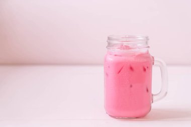 pembe çilek milkshake