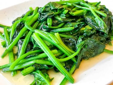 plaka üzerinde kızarmış ıspanak