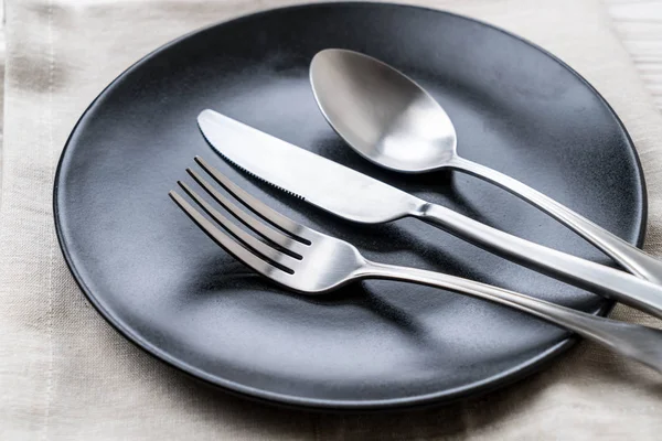 boş tabak kaşık çatal ve bıçak