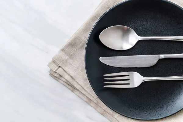 boş tabak kaşık çatal ve bıçak