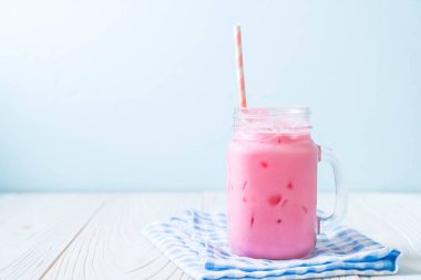 pembe çilek milkshake