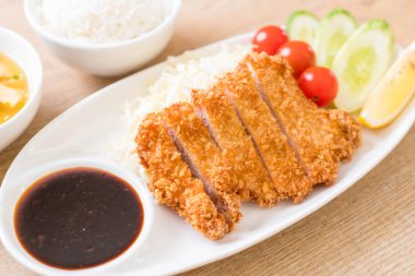 Japon derin kızarmış domuz pirzola (tonkatsu kümesi)