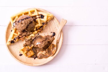 Çikolatalı dondurma waffle ile