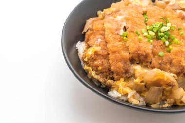 Kızarmış domuz pirzola tabağı (Katsudon)