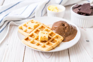 Çikolatalı dondurma waffle ile