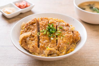 Kızarmış domuz pirzola tabağı (Katsudon)