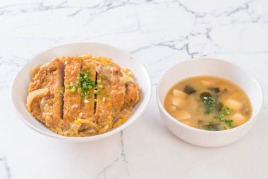 Kızarmış domuz pirzola tabağı (Katsudon)