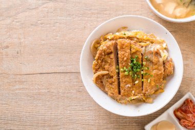 Kızarmış domuz pirzola tabağı (Katsudon)