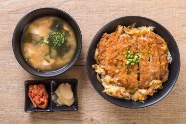 Kızarmış domuz pirzola tabağı (Katsudon)