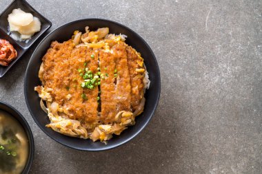 Kızarmış domuz pirzola tabağı (Katsudon)