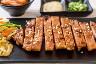 sebze ile dilimlenmiş domuz biftek ızgara 