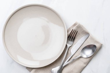 boş tabak kaşık çatal ve bıçak